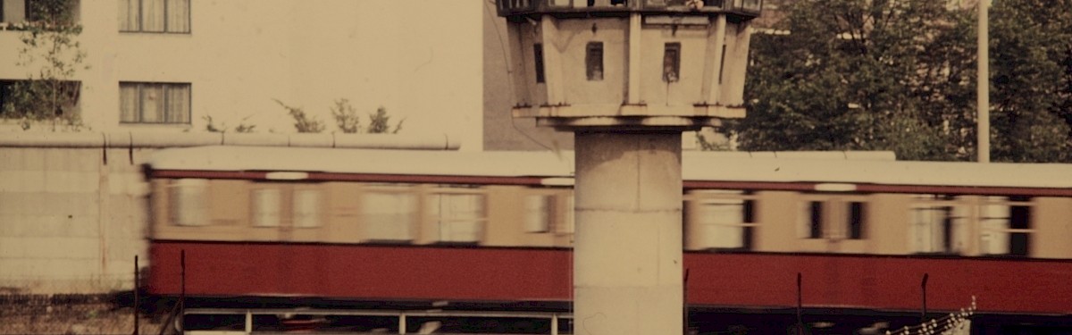 Berlin, ca. 1977 – Wachturm vor der S-Bahn an den Liesenbrücken (Fotograf: Conrad Bicker)